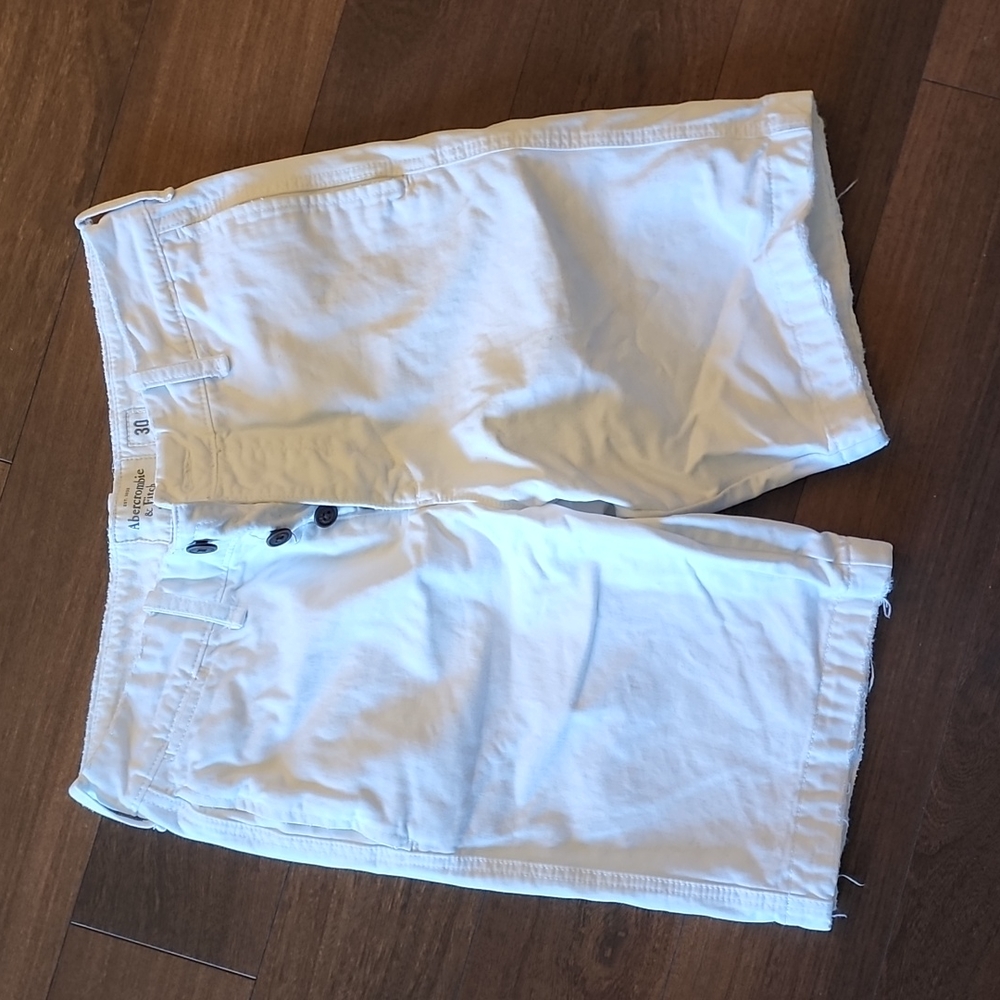 Abercrombie and Fitch White Shorts. Size 30. 100% Cotton.